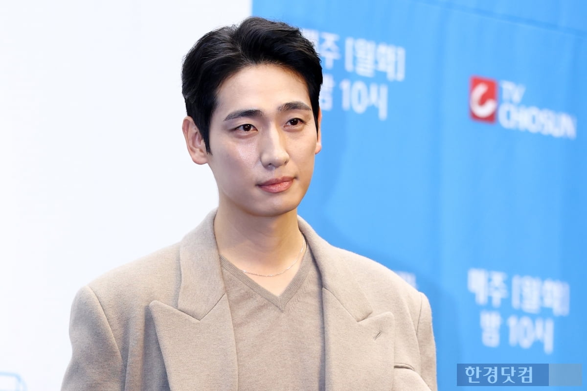 [포토] 윤박, '부드러운 손인사~'