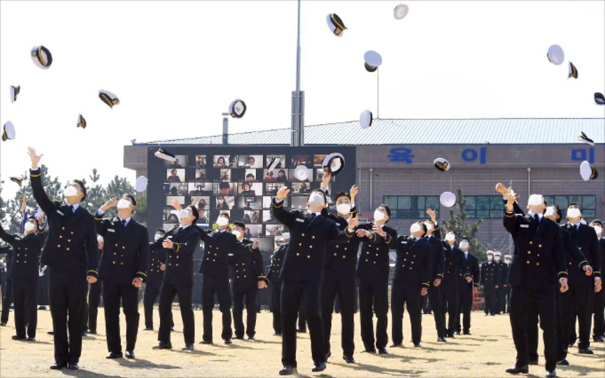 서울대 ROTC 1기 임관 528명, 올해는 7명 왜…"육성법 제정해야"