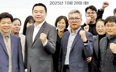 "홀몸 노인·장애인 편하게 모십니다"…하이트진로 이동 차량 11대 사회복지기관에 전달