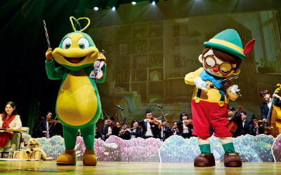 신세계, 보이지 않아도 무대는 반짝여…시각장애 연주단과 16년 동행