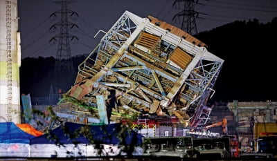 [포토] 울산 火電 구조물 붕괴 7명 매몰…야간 수색