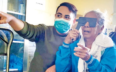 [과학과 놀자] 실명 환자에 전자칩 이식, 시력 되살렸다