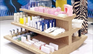 스페인 마드리드의 멀티 스토어 ‘WOW 콘셉트’ 매장에 전시된 한국 화장품.    KOTRA 제공