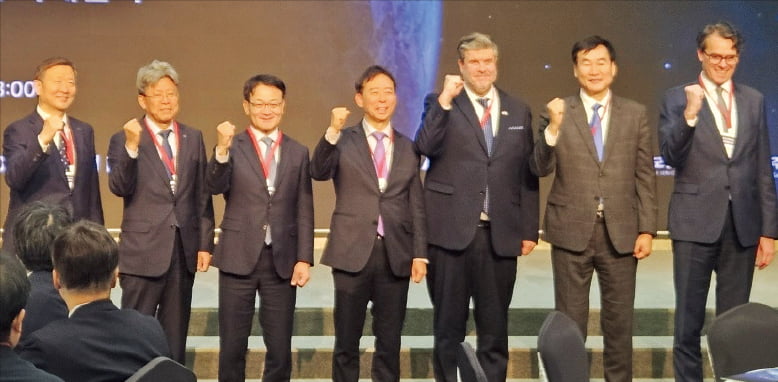 왼쪽부터 이상철 한국항공우주연구원 원장, 박장현 한국천문연구원 원장, 김성배 국가안보전략연구원 원장, 이재우 한국우주안보학회 회장, 필립 라포르튠 주한 캐나다 대사, 김창섭 국가정보원 3차장, 자크 플리스 주한 룩셈부르크 대사.  이해성 기자