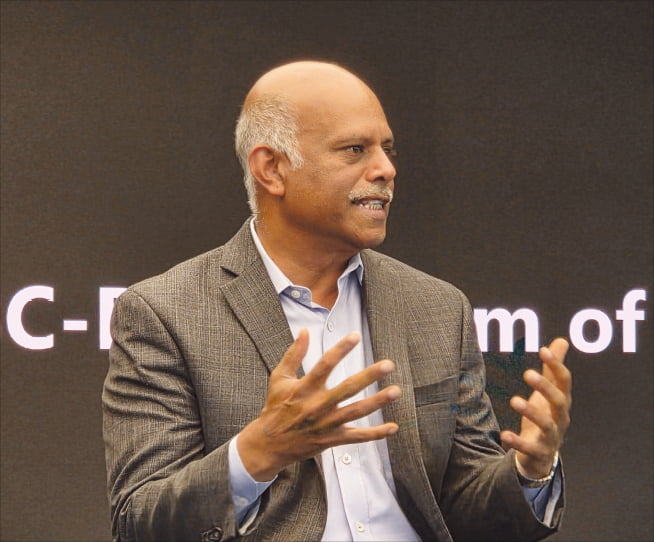 벨차미 샨카르링감 "줌 직원 1주일에 2번 출근…집도 회사도 '같은 일터'죠"