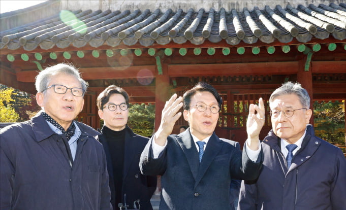 < 종묘 현장점검 나선 김민석 > 김민석 국무총리가 10일 종묘 정전을 살펴보고 있다. 왼쪽부터 유홍준 국립중앙박물관장, 김경민 서울대 도시계획학과 교수, 김 총리, 허민 국가유산청장.  청사사진기자단