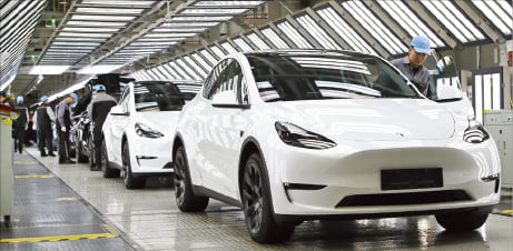 중국 자동차 업계는 출혈 경쟁에 빠져 위기를 맞고 있다. 상하이에 있는 테슬라 공장에서 직원들이 차량을 점검하고 있다.  한경DB