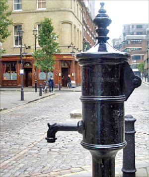 영국 런던 브로드윅가에 보존된 펌프.