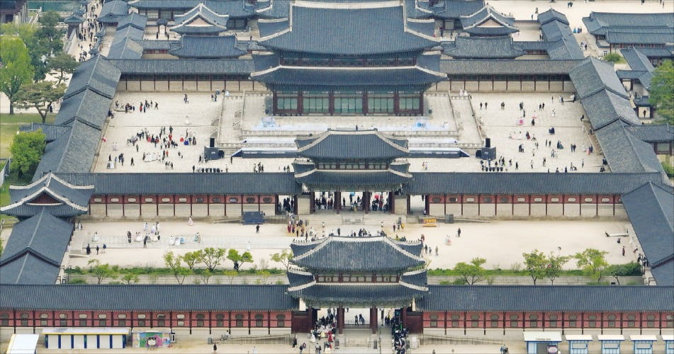 조선 왕조는 농업을 증진하기 위해 의도적으로 상업을 억압했다. 조선의 정궁인 경복궁의 모습. /연합뉴스