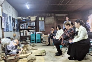 지난달 30일 크리스탈리나 게오르기에바 국제통화기금(IMF) 총재(오른쪽 두번째)가 경주민속공예촌을 방문해 도예 시연을 보고 있다. /경상북도 제공