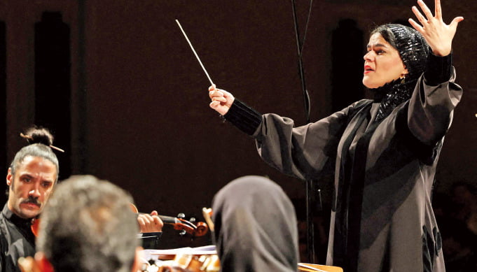 [포토] 검은 히잡 둘러 쓴 이란 최초 女 지휘자