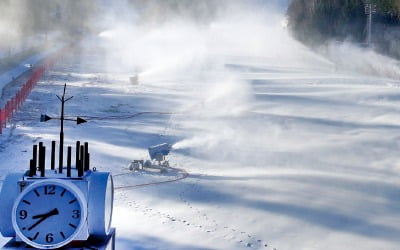 개장 준비 분주한 스키장