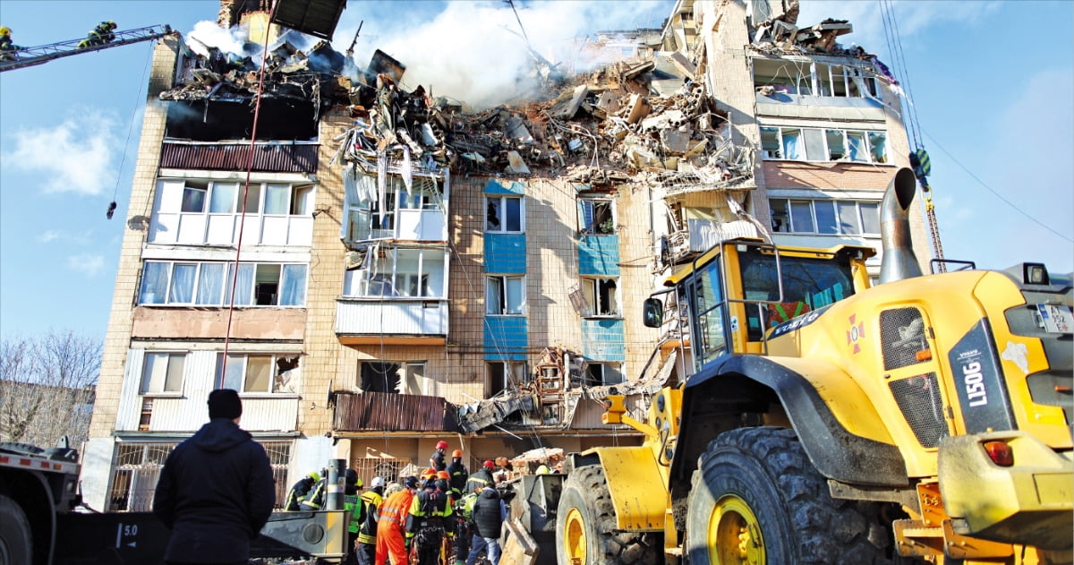 러 편에 선 美 "우크라, 돈바스 통째로 넘겨라"