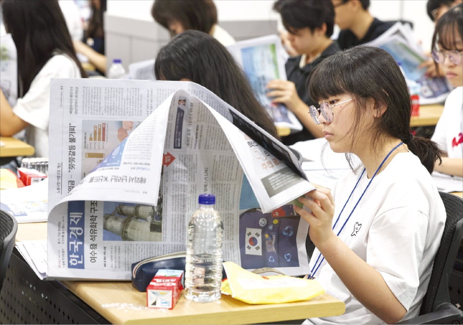 2025년 생글기자로 선발된 중고생들이 지난 8월 서울 강서구 국제청소년센터에서 열린 오리엔테이션에서 한국경제신문을 펼쳐보고 있다. /문경덕 기자