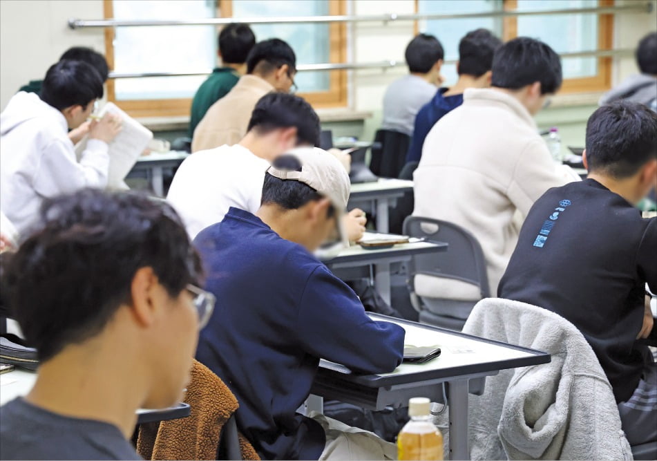 지난 13일 치뤄진 2026학년도 수능의 시험장 모습. /경기사진공동취재단 제공