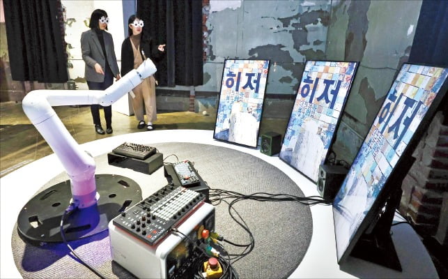 [사진으로 보는 세상] 연필에서 AI까지…문자와 예술의 변신