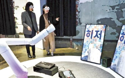 [사진으로 보는 세상] 연필에서 AI까지…문자와 예술의 변신