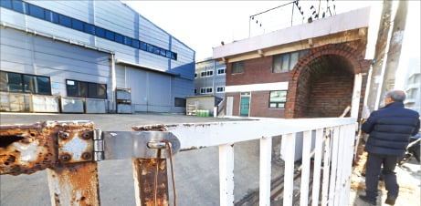 인천 남동공단에 있는 한 중소기업 공장이 가동을 멈추고 폐쇄된 모습. /한경DB
