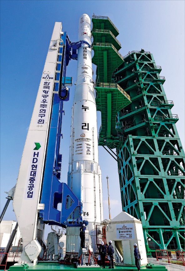 [포토] 우뚝 선 '누리호'…27일 새벽 발사 예정