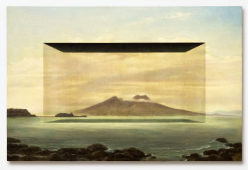 무엇이 진실이고, 허구인가…낙원 뒤에 숨겨진 불안을 그리다