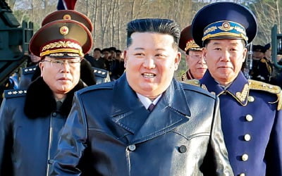 [포토] ‘가죽코트 커플룩’ 김주애 석 달 만에 동행