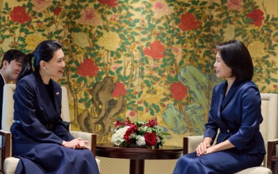 김혜경 여사, 싱가포르 총리 부인에게 저서 '밥을 지어요' 선물