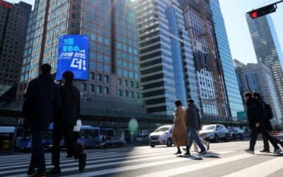 "호텔 예약했어요?"…여의도서 숙식하는 공무원들 [김익환의 부처 핸즈업]