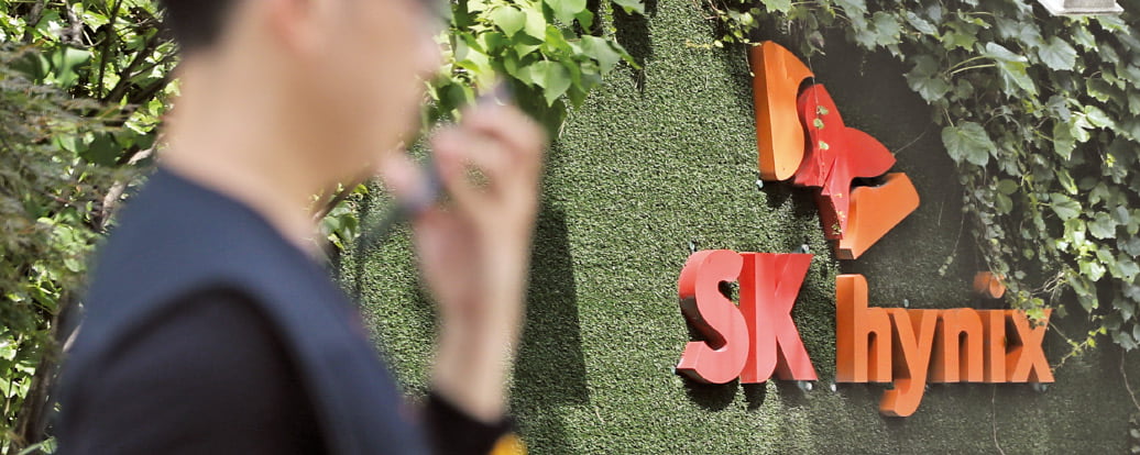 서울 강남구 코엑스에서 열린 '반도체대전(SEDEX) 2025'에 마련된 SK하이닉스 부스에 6세대 고대역폭 메모리인 HBM4 실물이 전시돼있다. 연합뉴스