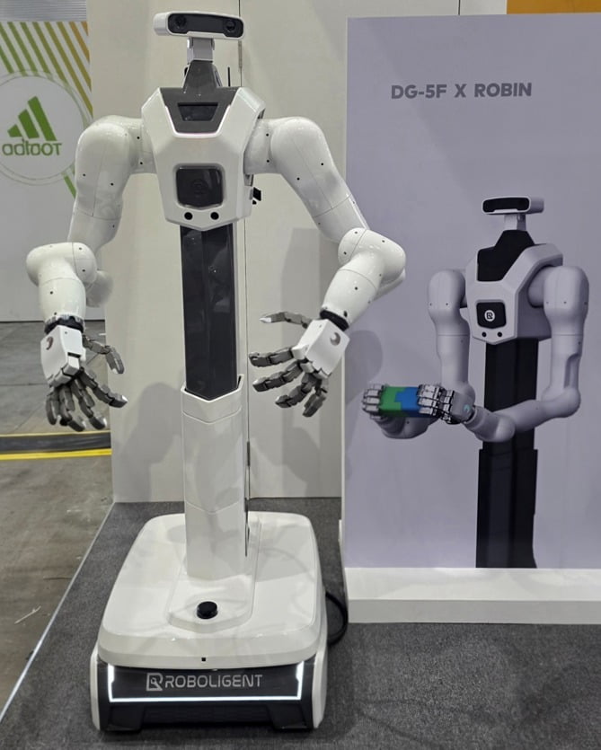 로볼리전트 모바일 휴머노이드 ‘ROBIN’에 테솔로 ‘DG-5F’ 로봇핸드 융합 사진(제공=로볼리전트)