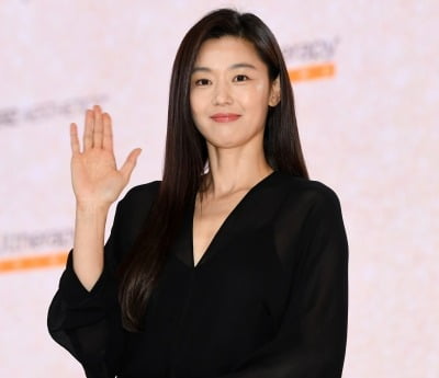 Korean Actress Jun Ji-hyun Reveals Fitness Secrets in First YouTube Appearance