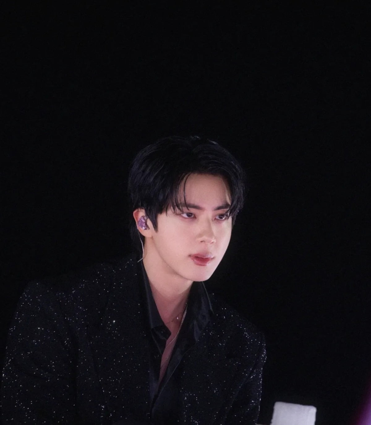 BTS ジン、ソロファンコンサートで輝くビジュアルと豪華な不動産購入