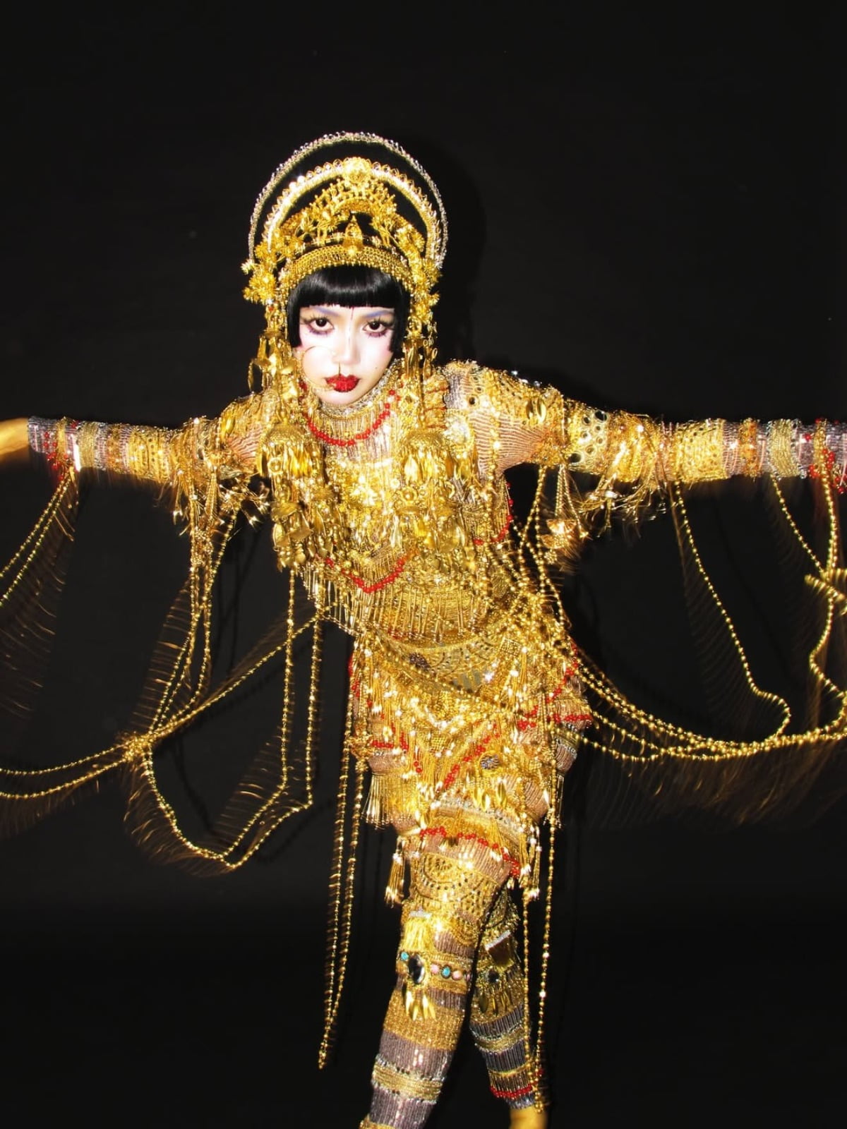 ブラックピンクのリサ、圧倒的なオーラのハロウィン衣装が話題