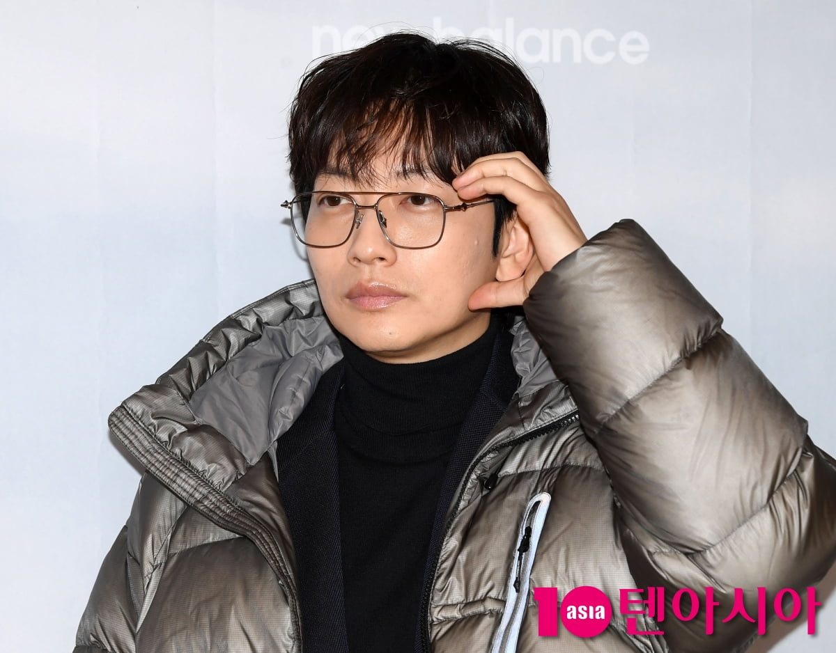Actor Lee Dong-hwi Shines at New Balance 'Way to Peak' Pop-Up Event in Seoul