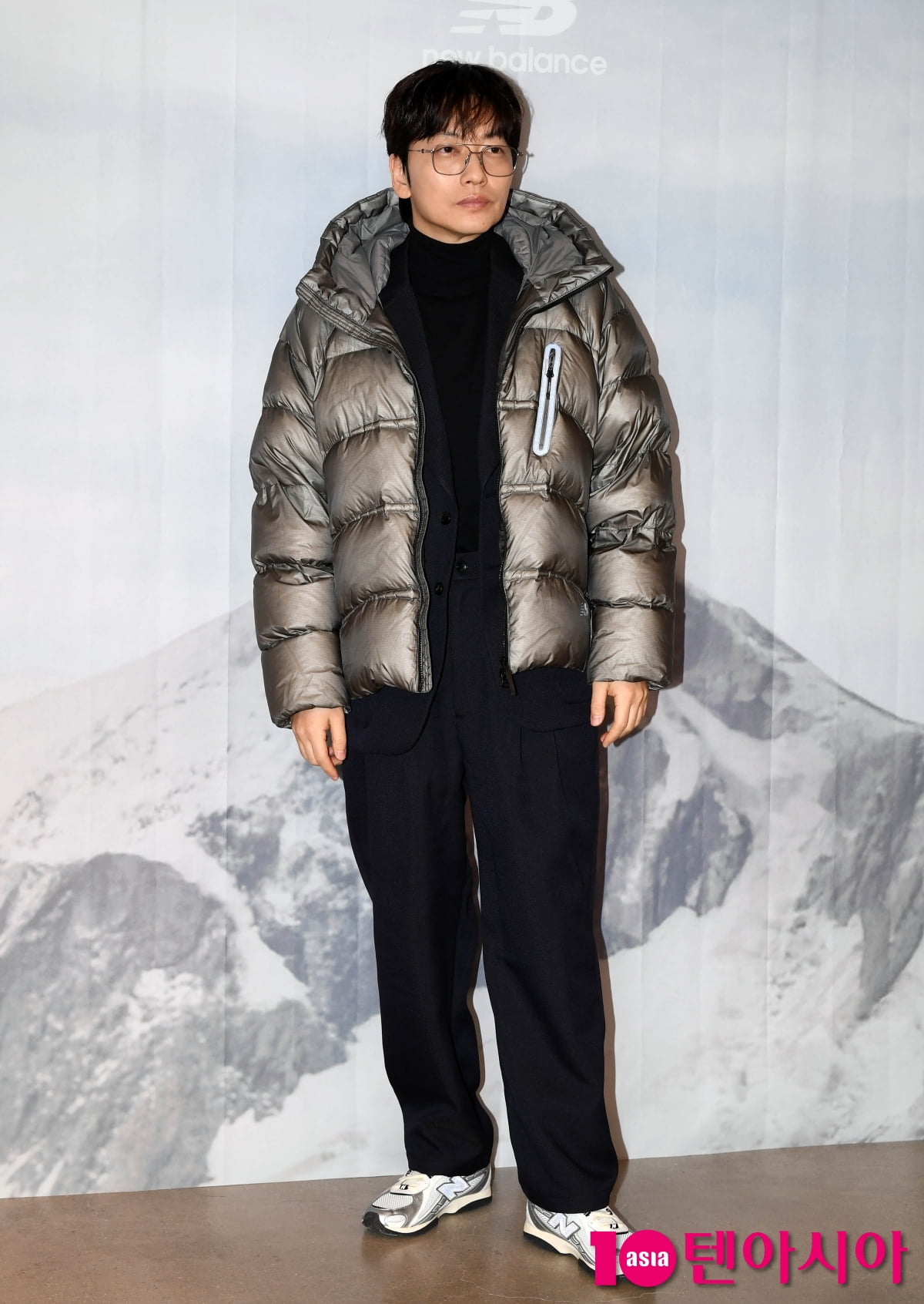 Actor Lee Dong-hwi Shines at New Balance 'Way to Peak' Pop-Up Event in Seoul