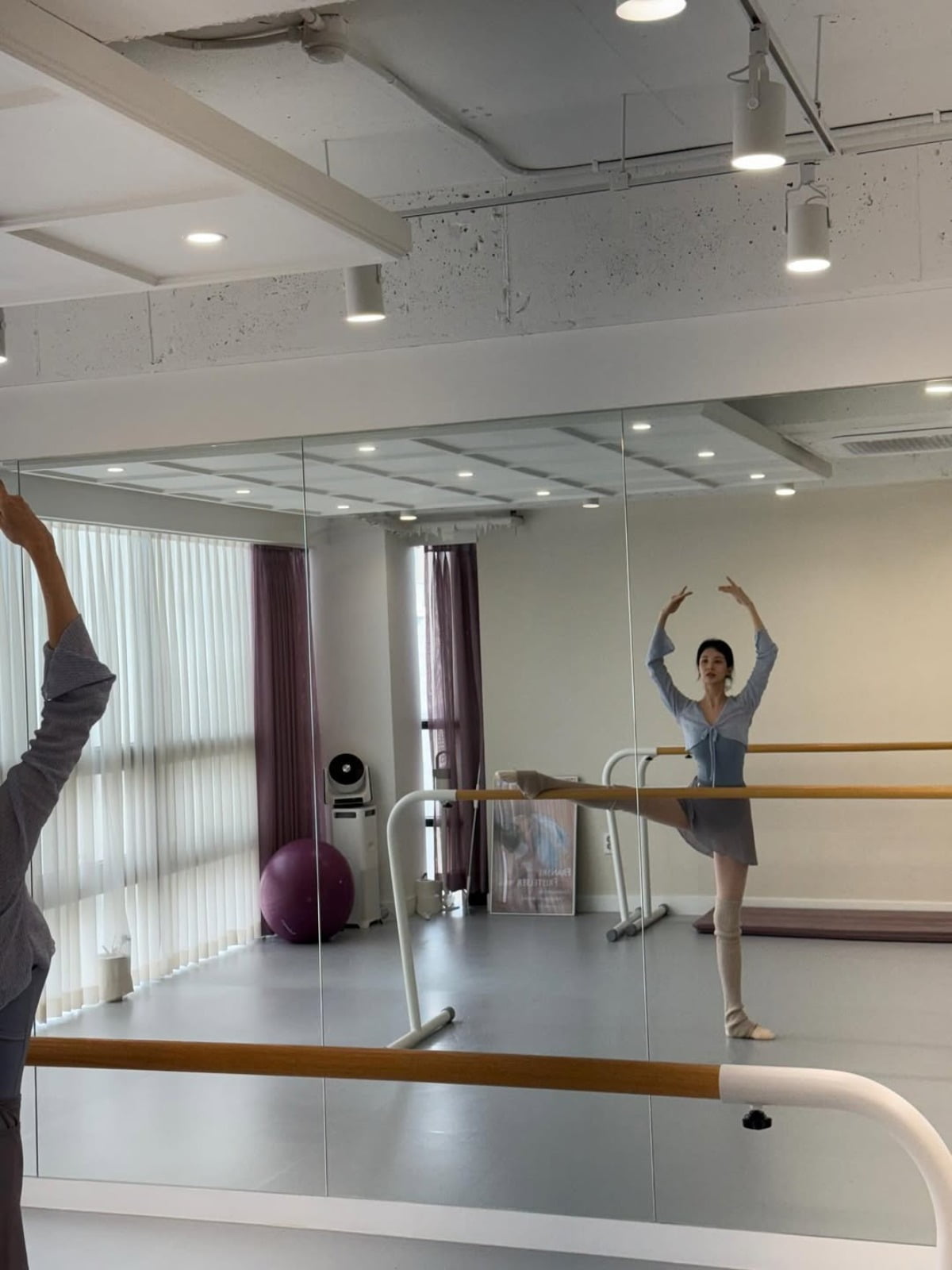 Girls' Generation's Seohyun Dazzles in Ballet Attire, Captivating Fans with Artistic Charm