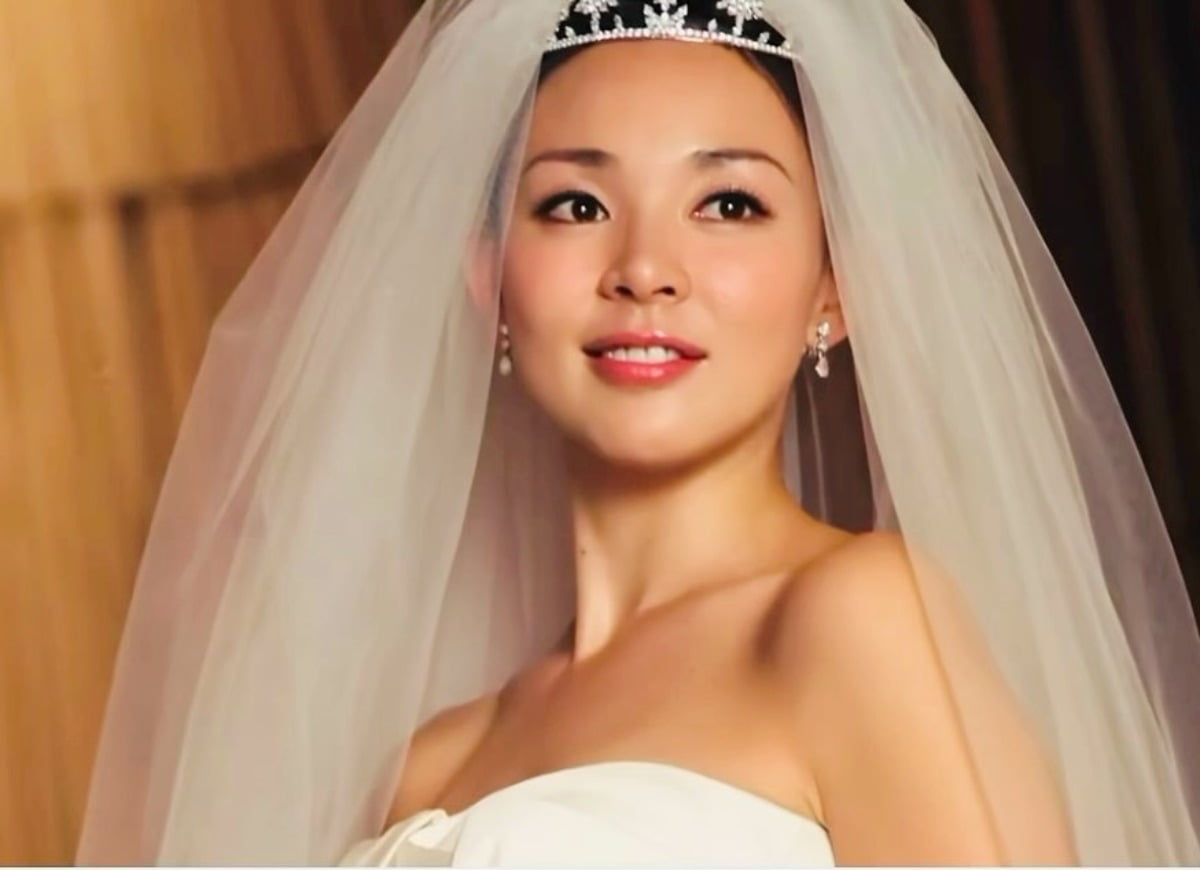 Model Shiho Yano Shares Stunning Wedding Photos on Instagram