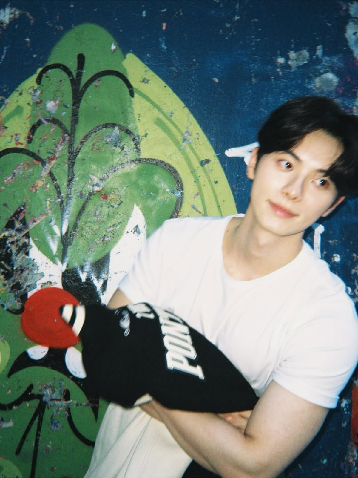 Actor Lee Chae-min Captivates with Striking Physique and Urban Charm