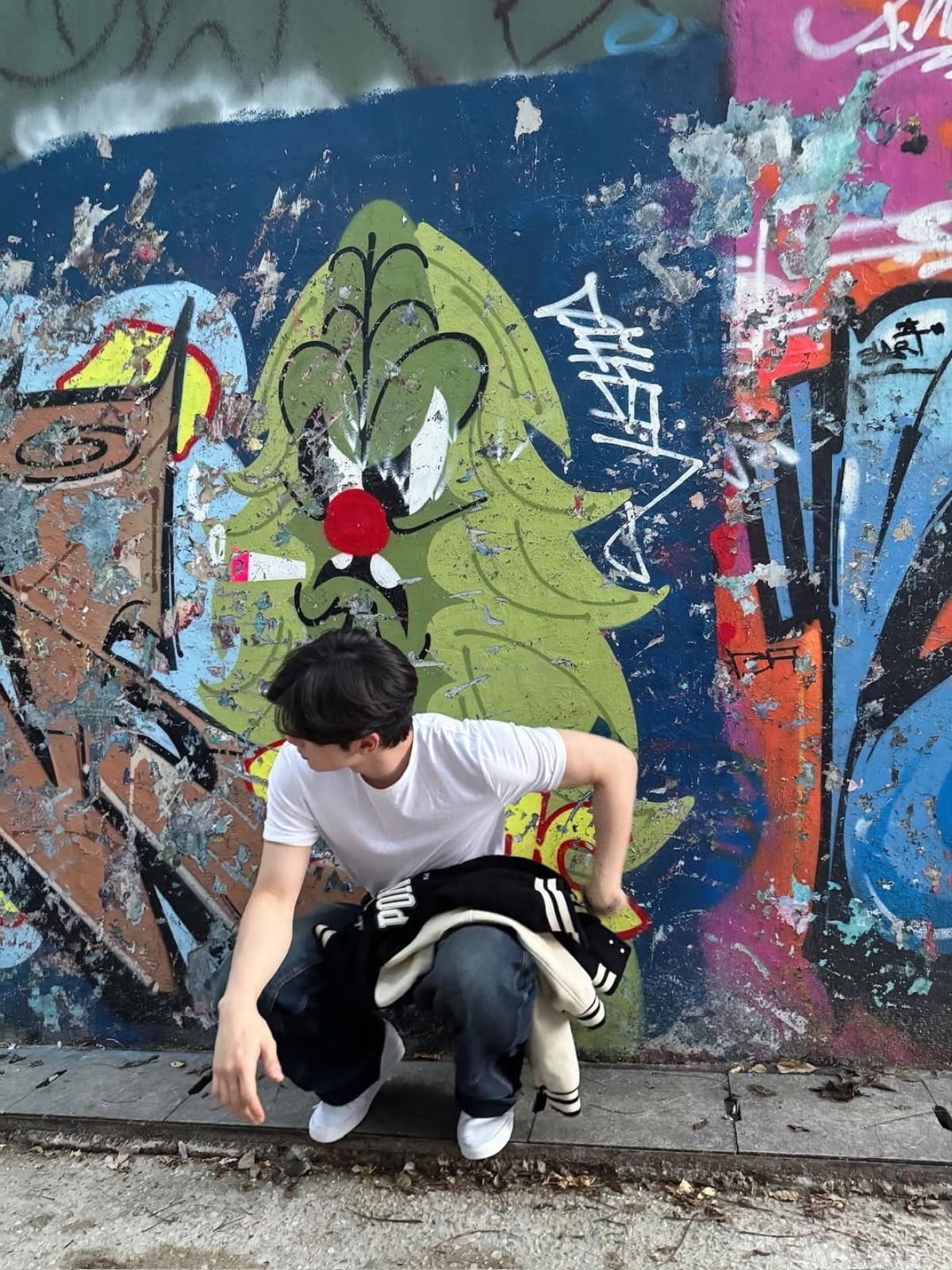 Actor Lee Chae-min Captivates with Striking Physique and Urban Charm