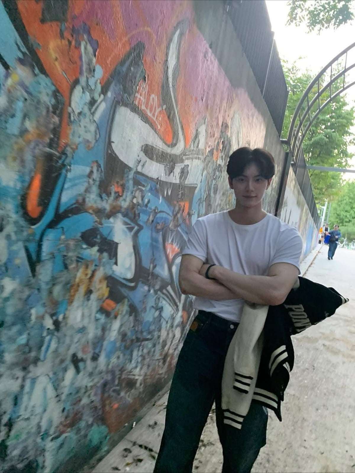 Actor Lee Chae-min Captivates with Striking Physique and Urban Charm