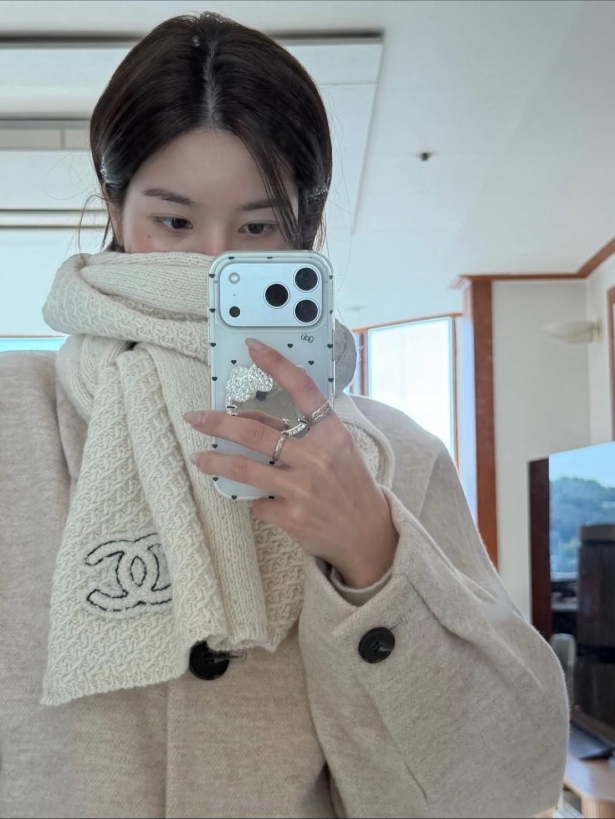 Kwon Eun-bi Shines in Autumn Photos, Captivates Fans with Her Elegance