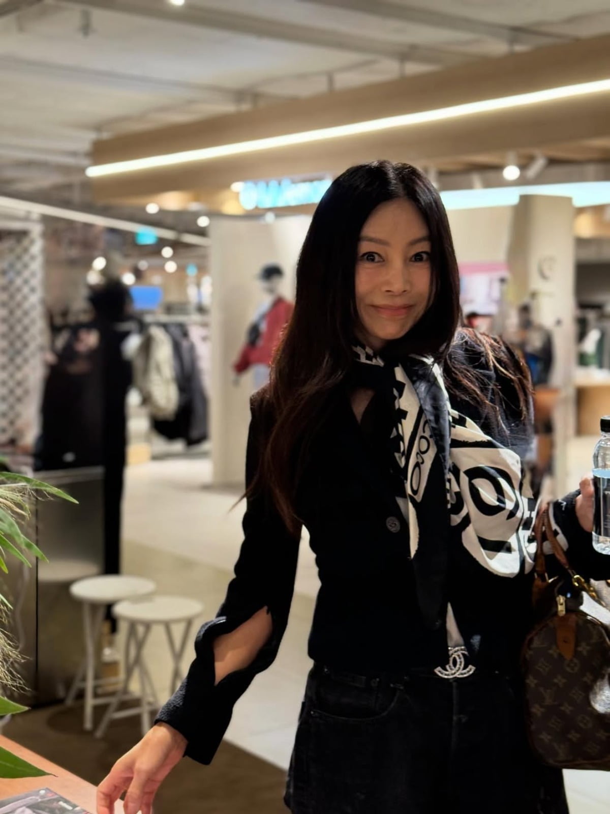 Korean Actress Hwang Shin-hye Stuns with Elegant Style in Latest Instagram Post