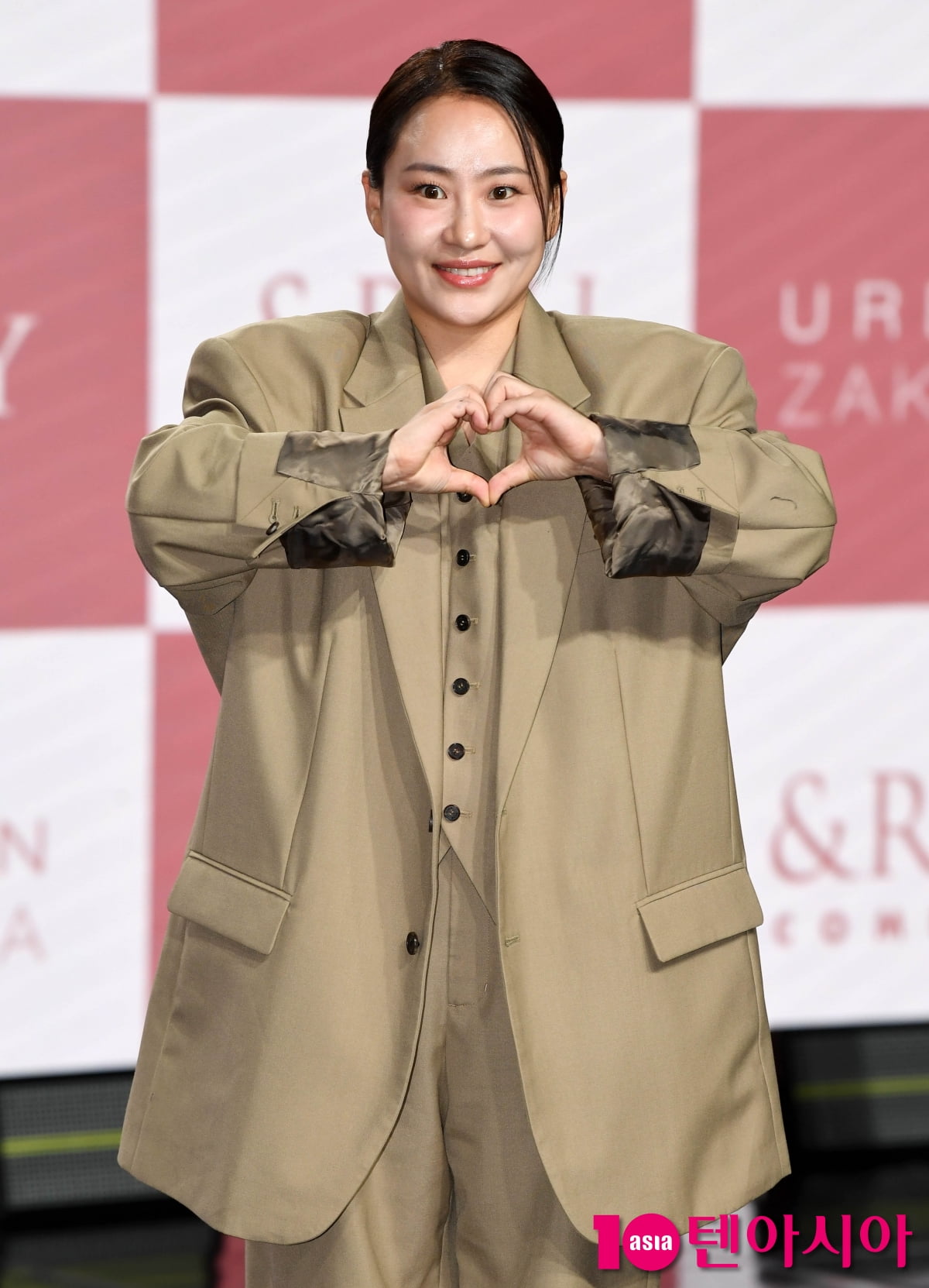 アーバン・ジャカパのチョ・ヒョナ、親友スジへの愛情を語る