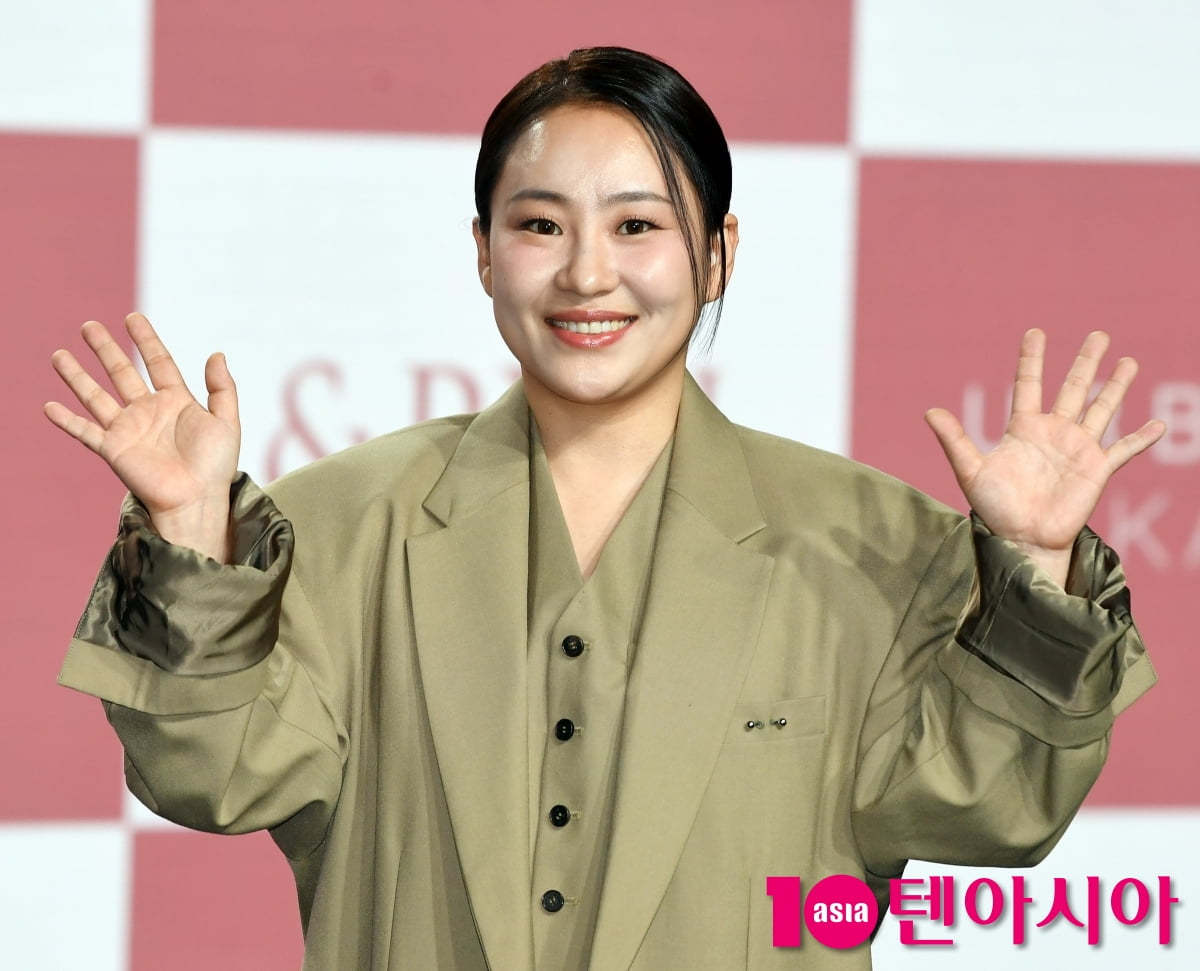 スジ、親友チョ・ヒョナを支援！アーバンジャカパ新EP『STAY』のミュージックビデオに出演