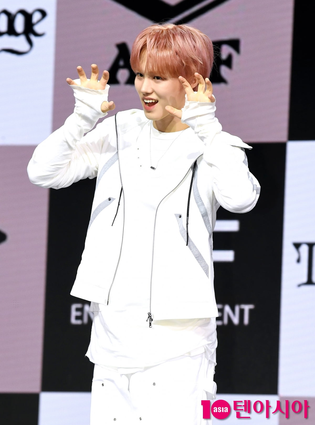 AHOFのパク・ジュウォン、ミニ2集『The Passage』ショーケースに登場