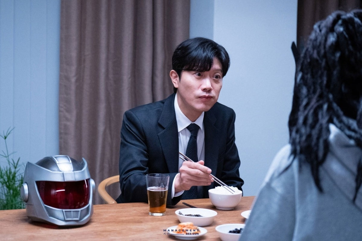 Actor Park Hee-soon Transforms into a Hero for CJ CheilJedang's 'Baeksul 10-Minute Cook' Campaign