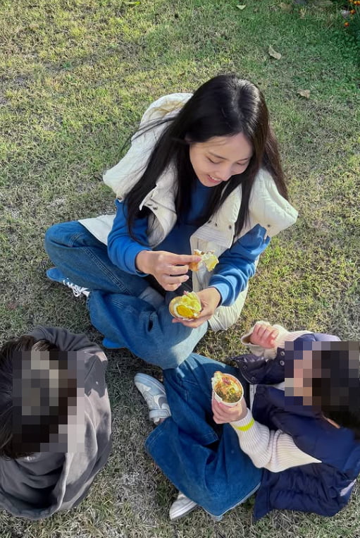 チェ・ソンジョン、家族と共に実家でリラックスした週末を過ごす