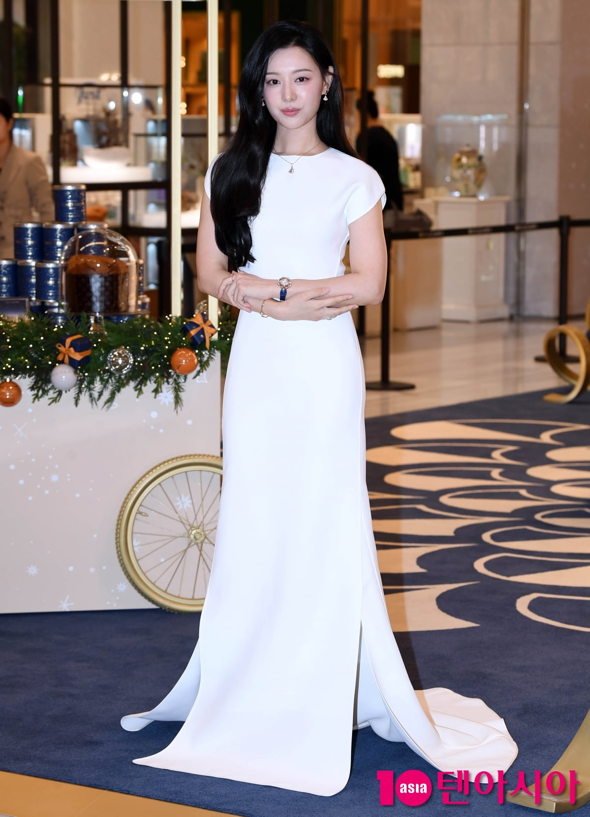 キム・ジウォン、BVLGARIホリデーイベントで優雅な姿を披露