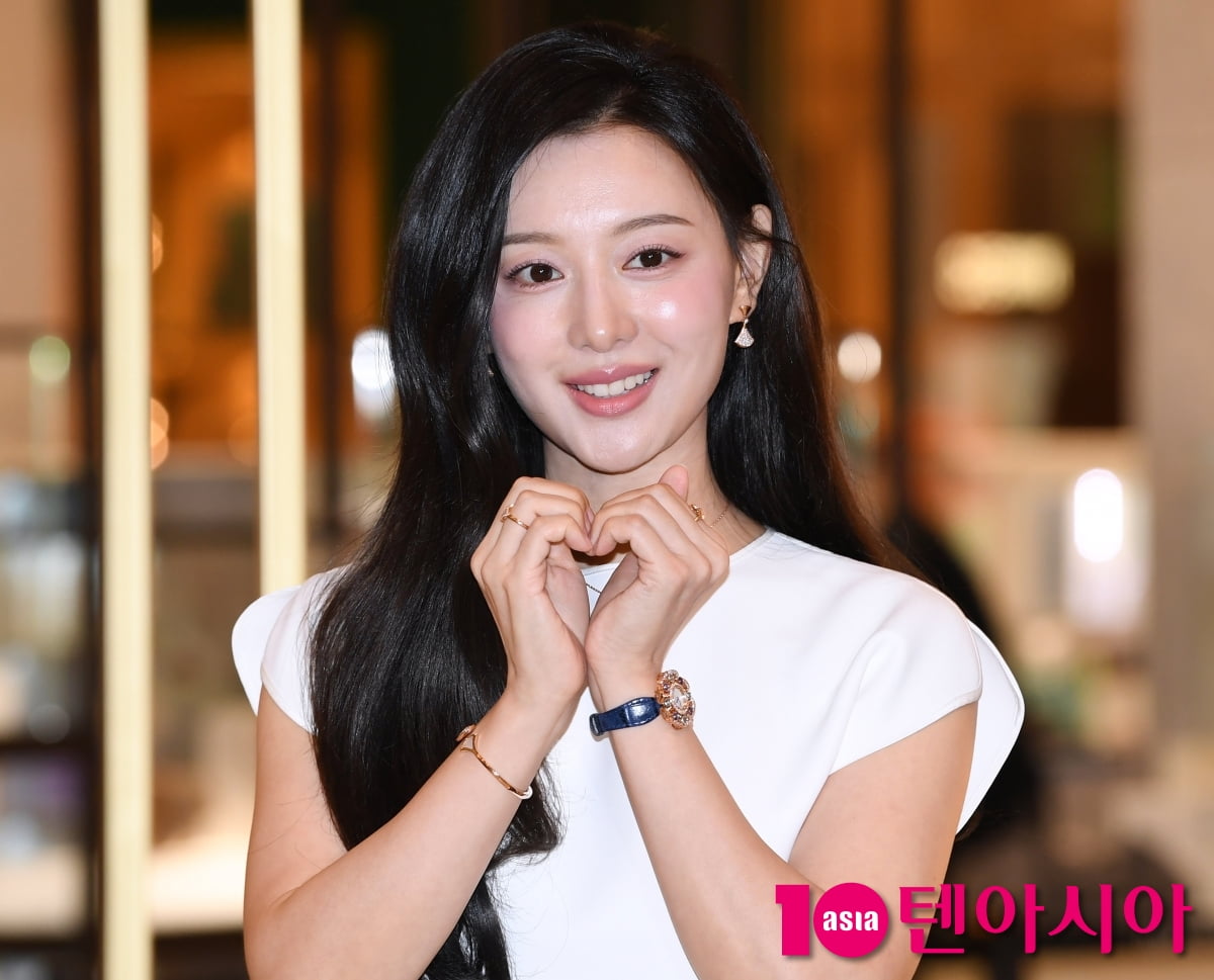 キム・ジウォン、BVLGARIホリデーイベントで優雅な姿を披露