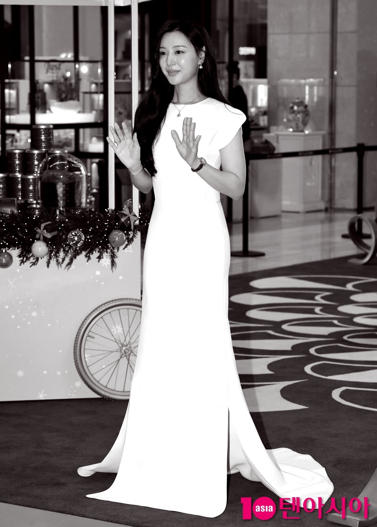 Actress Kim Ji-won Shines at BVLGARI Holiday Divas' Dream Pop-up Event