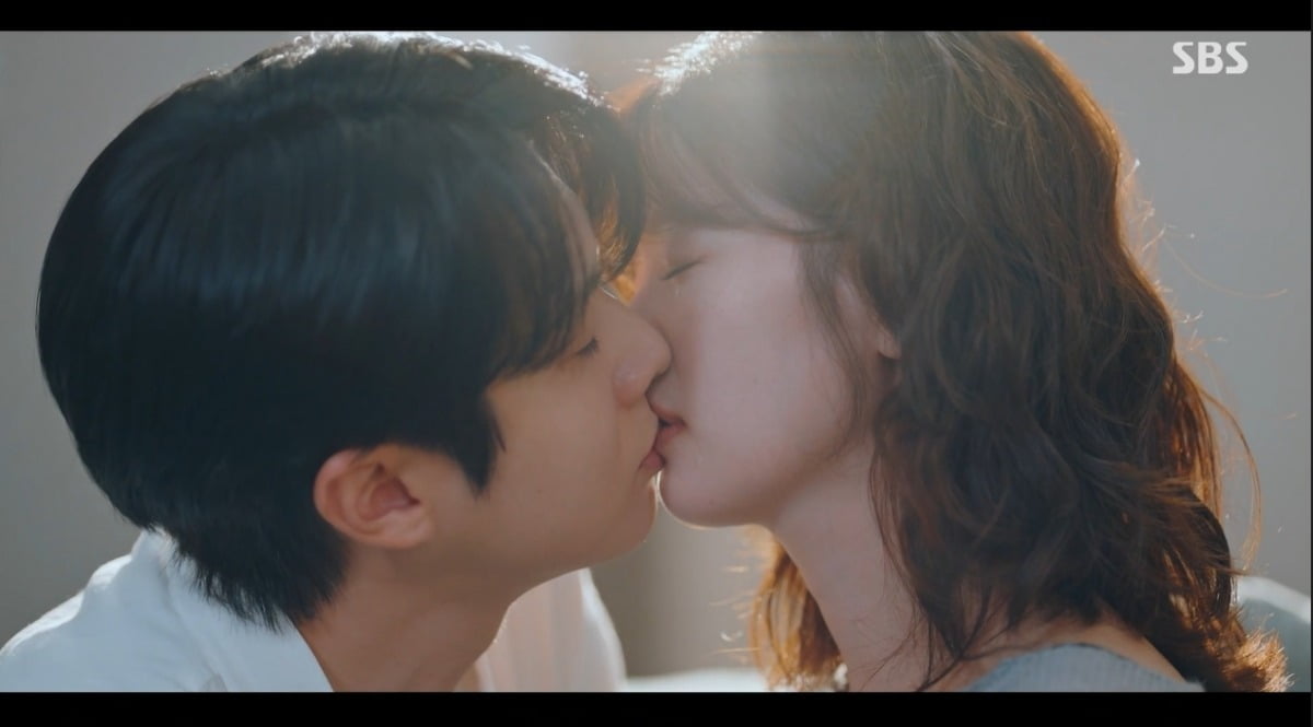 チョン・ソミンとチェ・ウシク、別れの危機を乗り越えた愛のキス